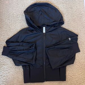 Alo Yoga- Cropped Light-weight Zip Up in Black